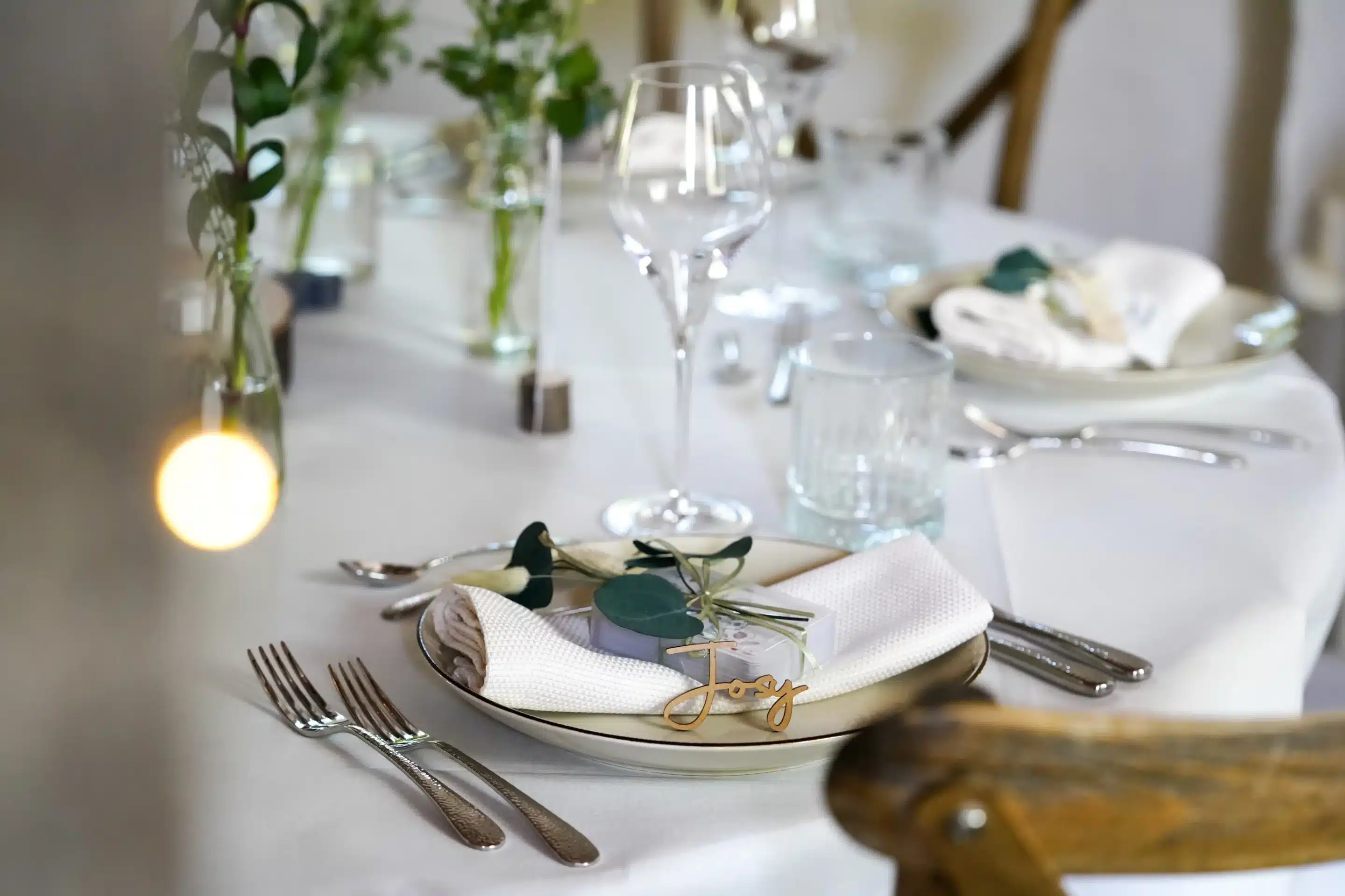 Eventlocation mit Fine Dining — gedeckter Tisch